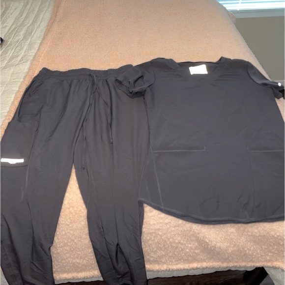 SCRUBS SET OF 4!! - Picture 12 of 14